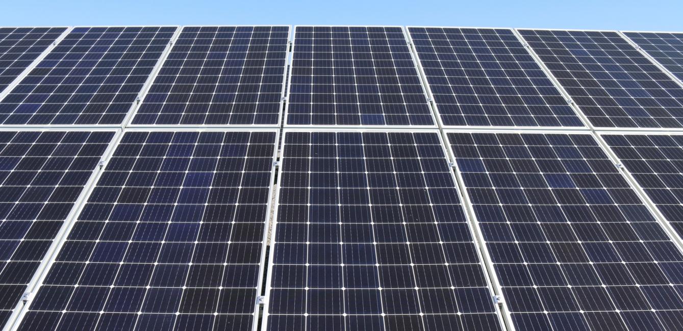 Solpaneler för hållbar energimiljö